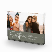 Moderne zusters houden twee foto's olive groen (Rechts)