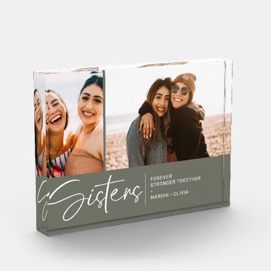 Moderne zusters houden twee foto's olive groen (Links)