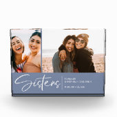 Moderne zusters houden twee foto's rokerblauw (Voorkant)