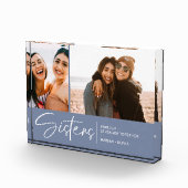 Moderne zusters houden twee foto's rokerblauw (Rechts)