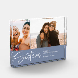 Moderne zusters houden twee foto's rokerblauw