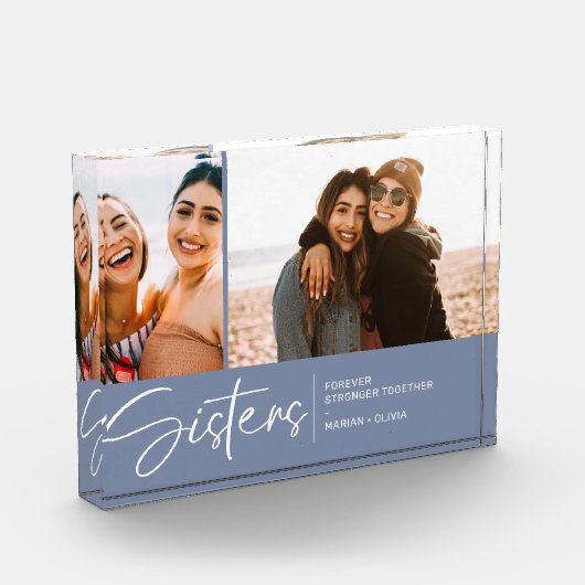 Moderne zusters houden twee foto's rokerblauw (Links)