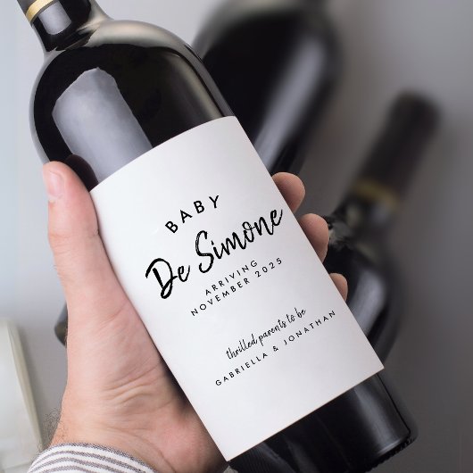 Moderne zwangerschapsaankondiging in zwart-wit wijn etiket