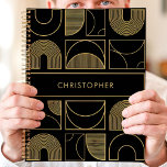 Moderne Zwart en Goud Geometrische Custom Name Planner<br><div class="desc">Dit moderne plannerontwerp heeft een gedurfde zwarte achtergrond versierd met een verfijnd geometrisch patroon in stralend goud. De aangepaste naam die in het midden wordt getoond, voegt een strakke en persoonlijke touch toe aan het algehele ontwerp. Perfect voor professionals, studenten of iedereen die hedendaagse en luxe esthetiek waardeert. Gebruik het...</div>