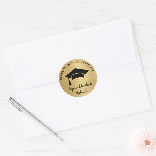 Moderne Zwart Goud Graduation Cap Klasse van 2024 Ronde Sticker (Envelop)