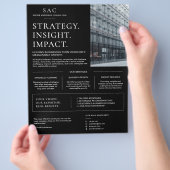 Moderne Zwart Professionele Consultant Flyer (Hand)