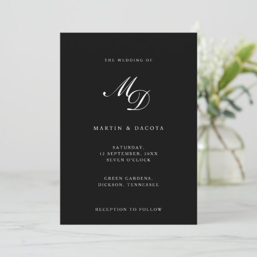 Moderne Zwart & Script Initialen Monogram Bruiloft Kaart (Staand voorkant)
