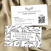 Moderne zwart-wit bloemen schoonheidssalon QR-code Visitekaartje