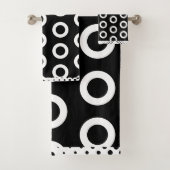 Moderne zwart-wit cirkelringpatroon bad handdoek (Insitu)
