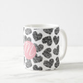 Moderne zwart-wit doodle harten Monogrammed Koffiemok (Voorkant rechts)