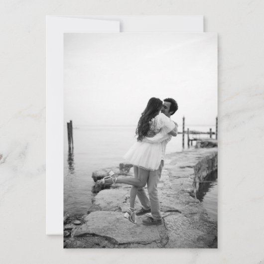 Moderne zwart-wit foto minimalistische bruiloft kaart (Achterkant)