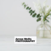 Moderne zwart-wit gedurfde typografie QR-code Mini Visitekaartje (Staand voorkant)