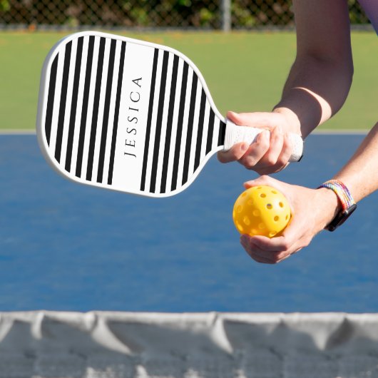 Moderne zwart-wit gestreepte aangepaste naam pickleball paddle (Insitu)