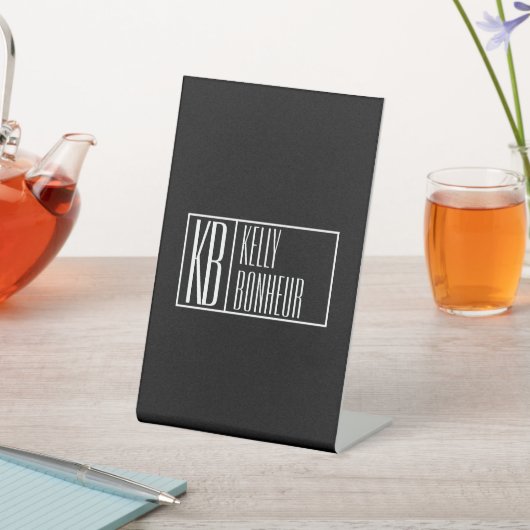 Moderne Zwart-wit Initialen met Naam Monogram Reclamebord Met Voetstuk (Insitu)