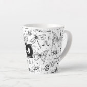 Moderne zwart-wit insectenillustratie monogram latte mok (Rechterhoek)