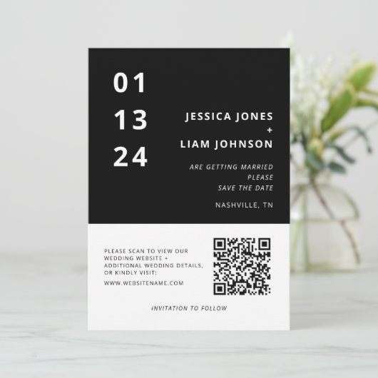 Moderne zwart-wit minimalistische bruiloft QR-code Save The Date (Staand voorkant)
