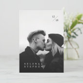 Moderne zwart-wit minimalistische foto bruiloft kaart (Staand voorkant)