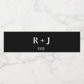 Moderne zwart-wit monogram bruiloft waterfles etiket (Enkel label)