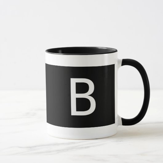 Moderne zwart-wit monogram personalisatie mok (Rechts)