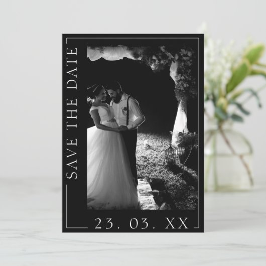 Moderne zwart-wit script foto save the date (Staand voorkant)