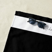 Moderne zwart / wit strandlaken met naam (In situ)