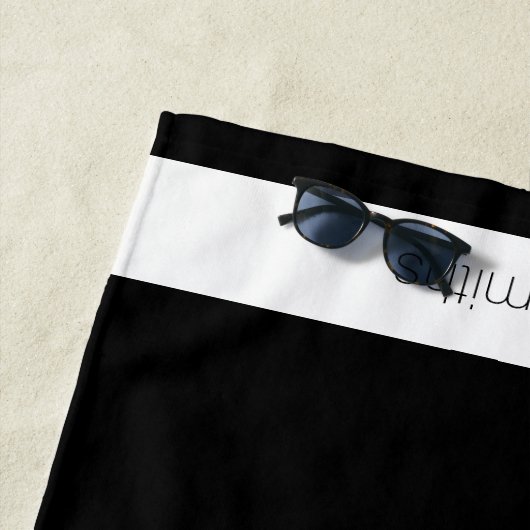 Moderne zwart / wit strandlaken met naam (In situ)