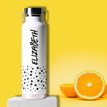Moderne zwart-wit waterfles<br><div class="desc">Een leuk polka dot patroon accentueert de onderkant van deze waterfles gepersonaliseerd met jouw naam verticaal bedrukt in chique letters aan beide zijden.</div>