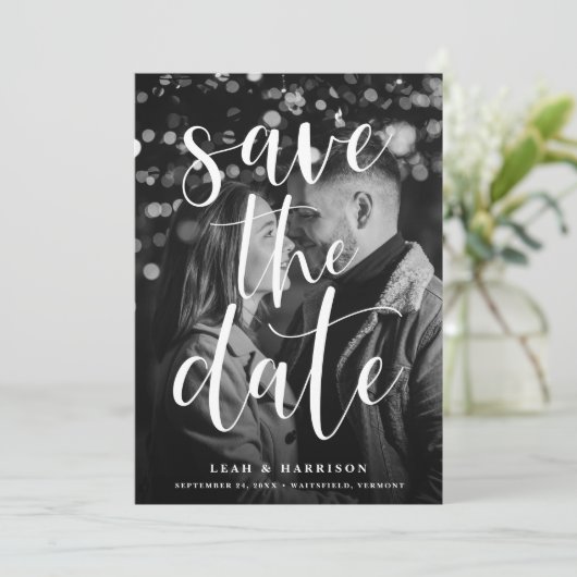 Moderne zwart-witfoto met overlay save the date (Staand voorkant)