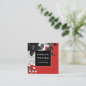 Moderne zwart-witte bloem op rode achtergrond vierkante visitekaartje (Staand voorkant)