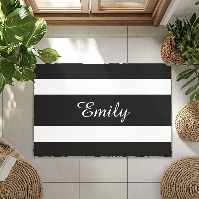 Moderne zwart-witte strepen naam deurmat (Modern Black And White Stripes Name Doormat)
