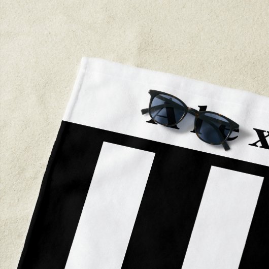 Moderne zwart-witte strepen strandlaken (In situ)