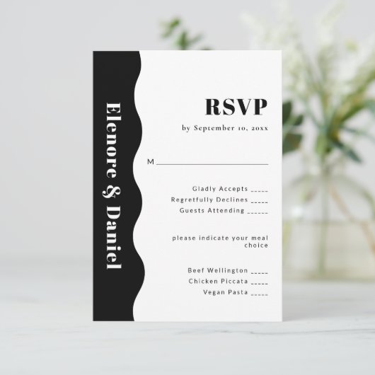 Moderne zwart-witte zijgolf foto bruiloft RSVP kaartje (Staand voorkant)