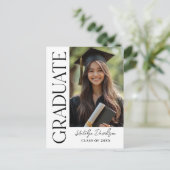 Moderne zwarte aangepaste afstudeerfoto afstuderen aankondigingskaart (Staand voorkant)