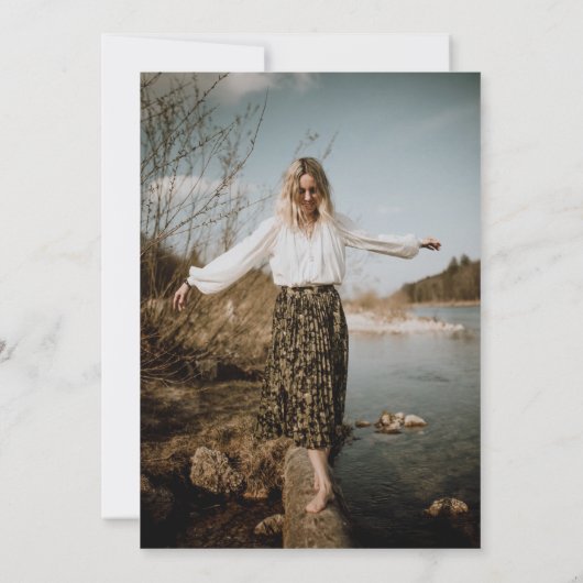 Moderne zwarte afstudeerfeest kaart (Achterkant)