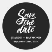 Moderne zwarte borstel Lettered Save the Date Wedd Ronde Sticker (Voorkant)