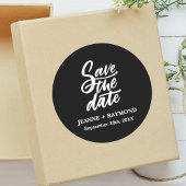 Moderne zwarte borstel Lettered Save the Date Wedd Ronde Sticker