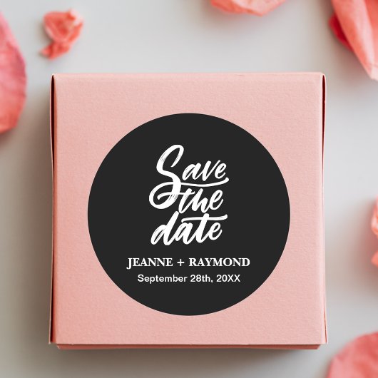 Moderne zwarte borstel Lettered Save the Date Wedd Ronde Sticker
