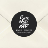 Moderne zwarte borstel Lettered Save the Date Wedd Ronde Sticker