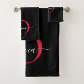 Moderne Zwarte Bourgondië Rode Monogram Script Naa Bad Handdoek (Insitu)