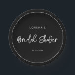 Moderne zwarte bruidsdouche papieren bordje<br><div class="desc">Een gewaagde en trendy typografie voor je feestelijke stationery,  eenvoudig en toch elegant met een zwart-wit thema. Volledig aanpasbaar: indien nodig kunt u de kleuren van het lettertype en de achtergrond wijzigen.</div>