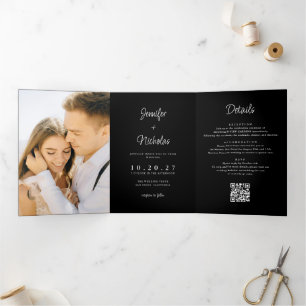 Moderne Zwarte bruiloft RSVP Details QR Code Foto Drieluik Uitnodiging