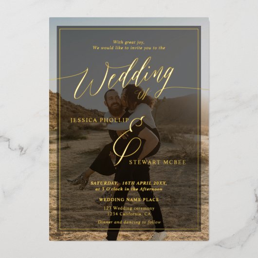 Moderne zwarte bruiloft script foto goud folie uitnodiging (Voorkant)