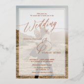 Moderne zwarte bruiloft script foto roos goud folie uitnodiging (Voorkant)