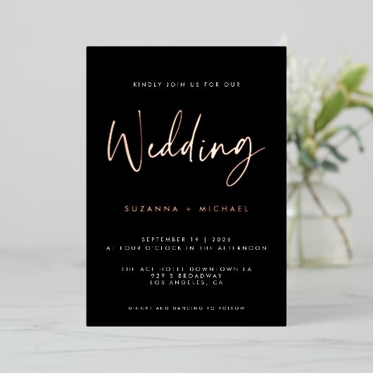 Moderne Zwarte Calligraphy Script Bruiloft Goud Folie Uitnodiging (Staand Voorkant)