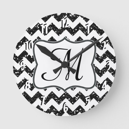 Moderne zwarte Chevron Monogram Initialen wandklok (Voorkant)