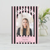 Moderne Zwarte en Blush Roze Gestreepte Afstudeer- Aankondiging (Staand voorkant)