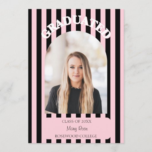 Moderne Zwarte en Blush Roze Gestreepte Afstudeer- Aankondiging (Voorkant)