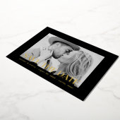 Moderne zwarte en goudbekleding foto Opslaan datum Folie Uitnodiging (Gedraaid)