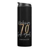 Moderne zwarte en gouden 70ste verjaardag stijlvol thermosbeker (Geroteerd rechts)
