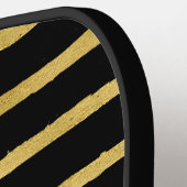Moderne Zwarte en Gouden Gestreepte Monogramnaam Pickleball Paddle (Links Detail)